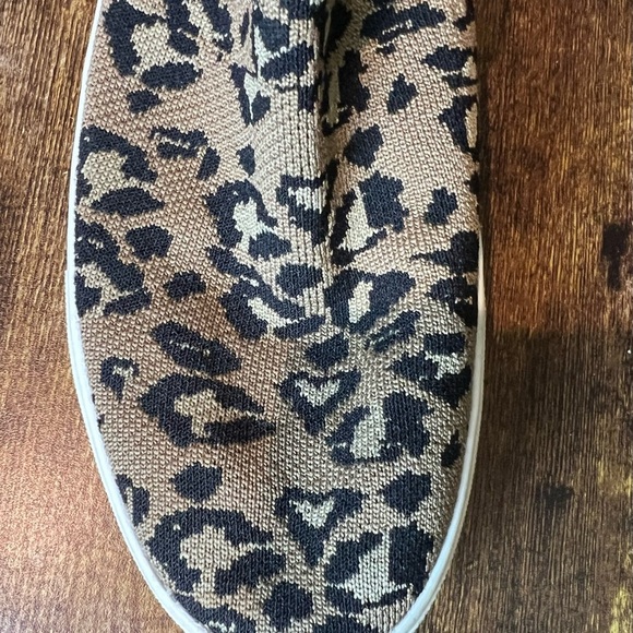 CUSHIONAIRE | ladies Ruby pull on fashion sneakers. Size: 7M - Picture 15 of 15
